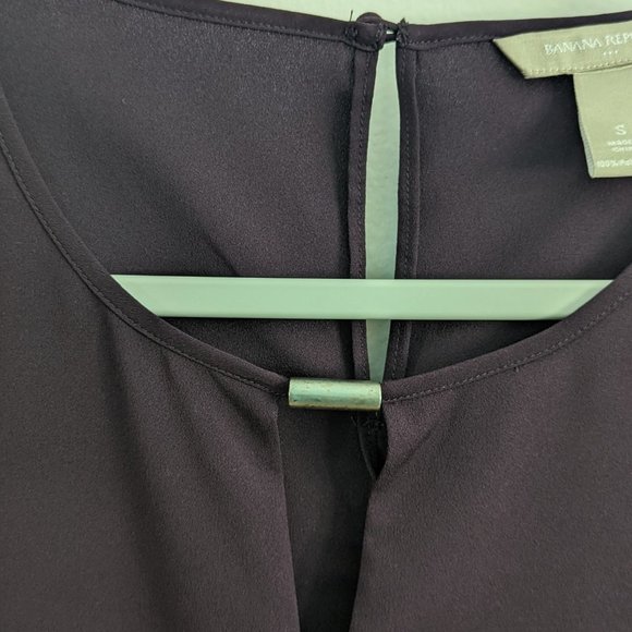 EUC Banana Republic keyhole back and slit front with metal bar between sides. - Picture 3 of 6